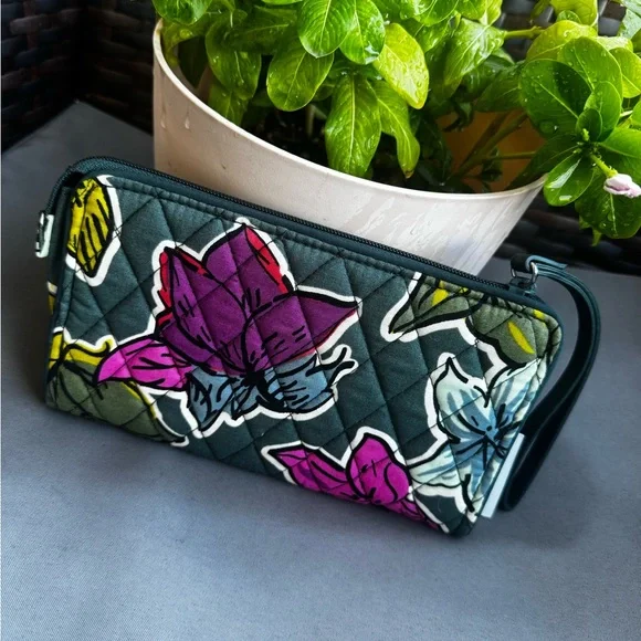 Vera Bradley RFID Front Zip Wristlet in "Falling Flowers" NWT & Care Card - Picture 2 of 3
